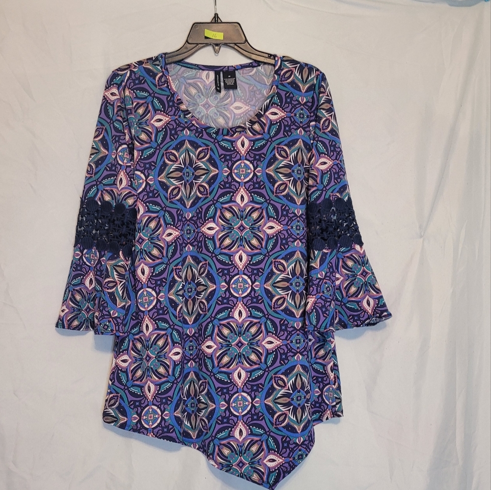 New Direction multicolored shark bite style top size med